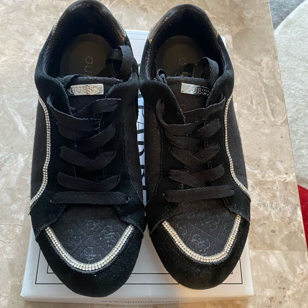 GUESS Sneakers-9.5